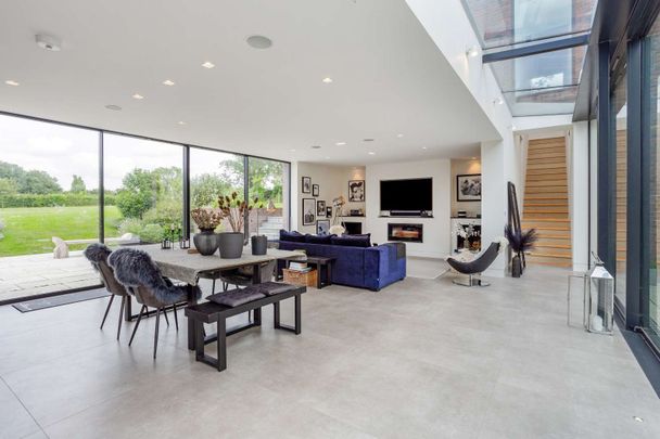 A contemporary family home with far reaching views. - Photo 1