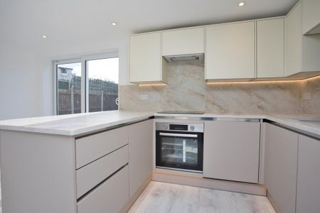 3 bedroom semi-detached house to rent - Photo 5