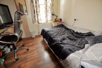 4 bedroom House in Crossfield Street, Leeds - Photo 1