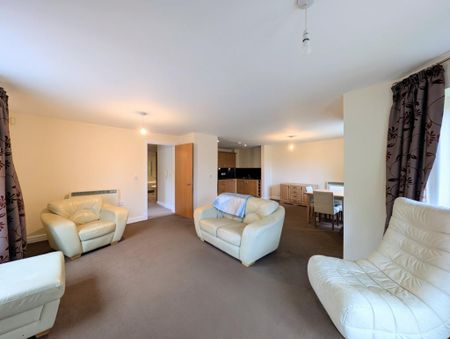 3 bedroom flat to rent - Photo 4