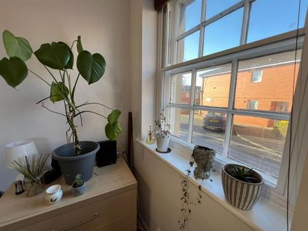 4 bedroom semi-detached house to rent - Photo 5