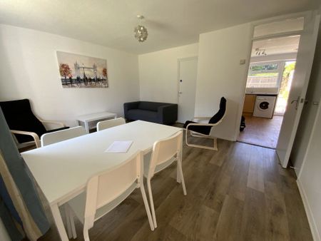 75, Croft Mead**, Chichester - Photo 3