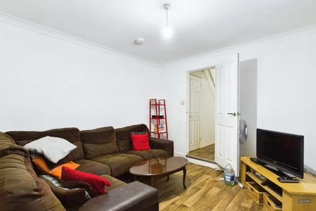 1 bedroom in a house share to rent - Photo 2