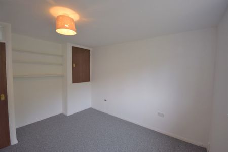 Newly refurbished Two bedroom mid terrace - Photo 4