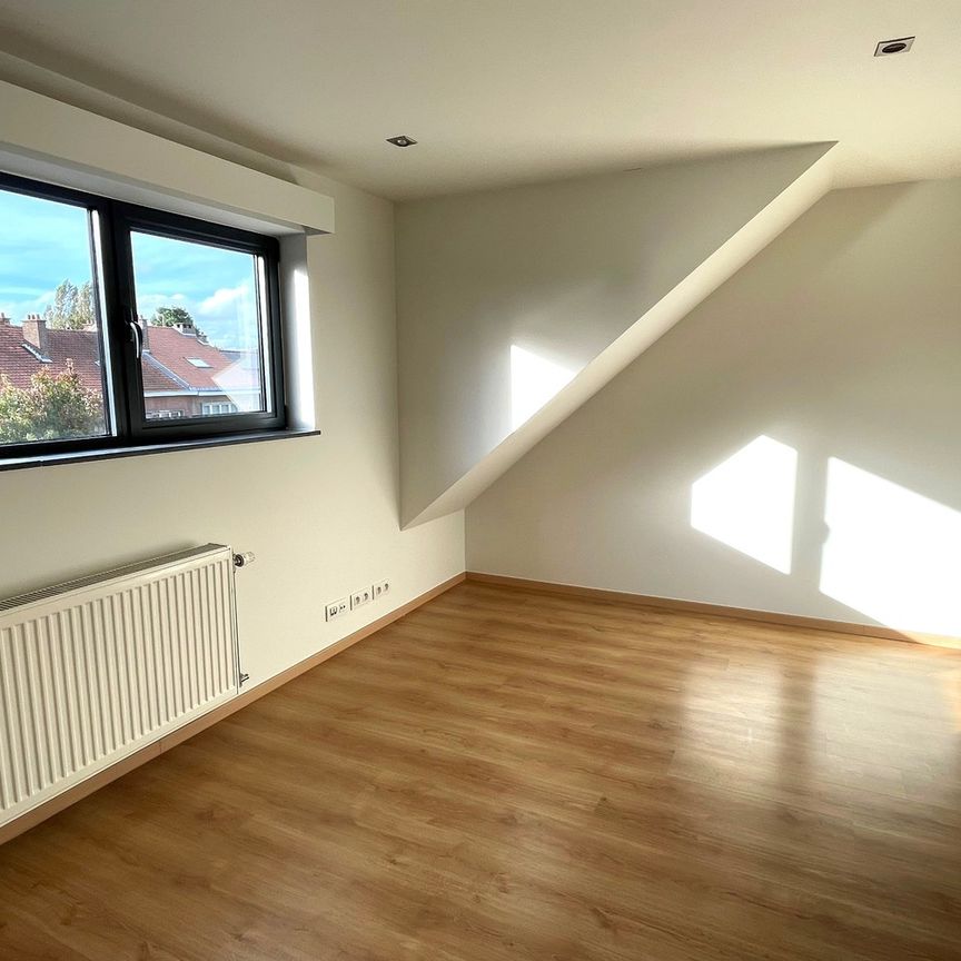 Volledig gerenoveerd energiezuinig duplex appartement dichtbij vele voorzieningen - Photo 1