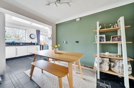 4 bedroom semi-detached house to rent - Photo 4