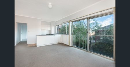 SPACIOUS, OPEN PLAN LIVING! DONT MISS OUT! - Photo 3