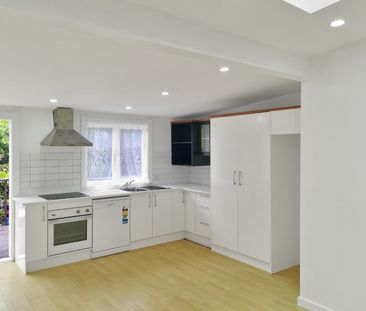 3 Bdrm/2 bthrm - Renovated - Photo 6