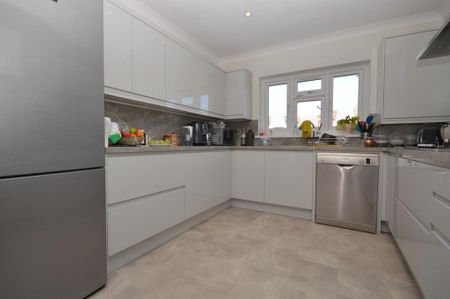 1 bedroom in a house share to rent - Photo 3