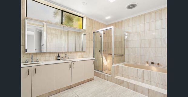 FAMILY HOME WITH HARBOUR VIEWS - Photo 1