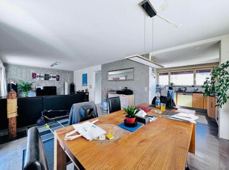 Grosszügiges 5.5-Zimmer-Einfamilienhaus mit Garten, Balkon und Garage in Therwil - Photo 2