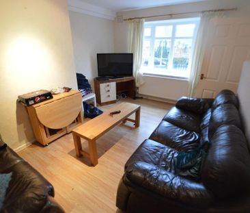 4 bedroom semi-detached house to rent - Photo 3