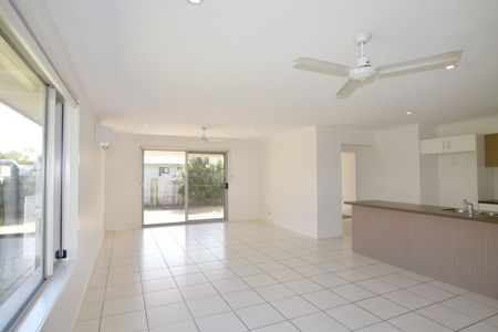 SPACIOUS MODERN FAMILY HOME - Photo 2