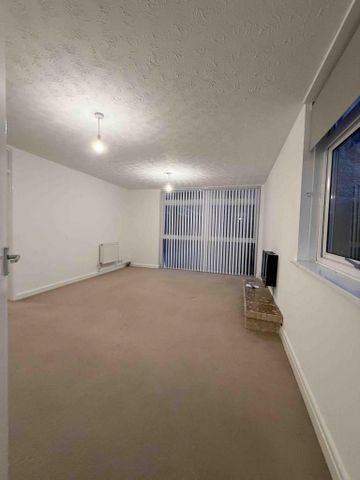 3 bedroom flat to rent - Photo 4