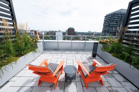 Centretown mid-rise modern apartment building. - Photo 5