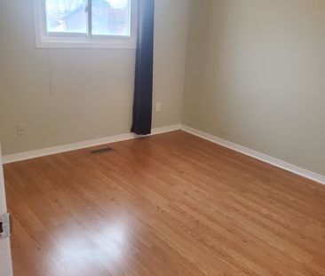 For Lease - 104 Houseman Crescent, Richmond Hill, Ontario - Photo 2