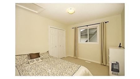 3 Bedroom Executive Home In Airdrie. Pets Negotiable. - Photo 4
