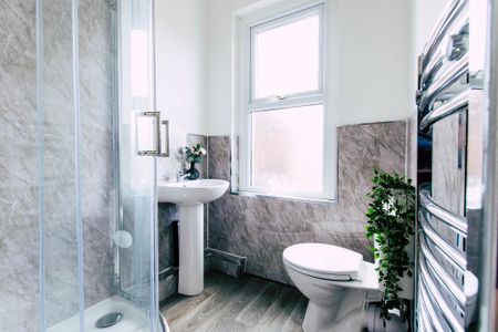 1 bedroom in a house share to rent - Photo 5
