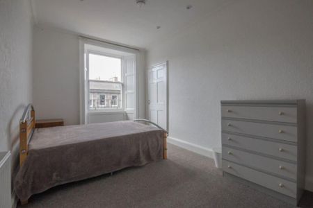 4 bedroom flat to rent - Photo 2