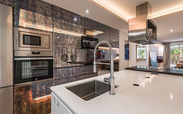 Middle Floor Apartment · The Golden Mile - Photo 1