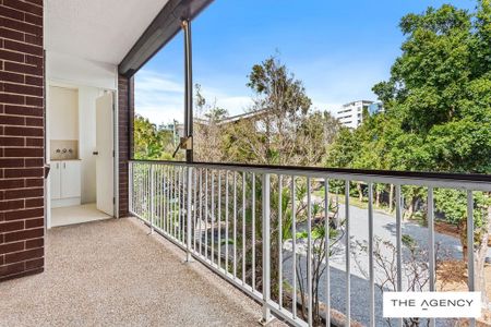 Fully Renovated 2 bedroom Unit Across From Kirra Beach - Photo 5