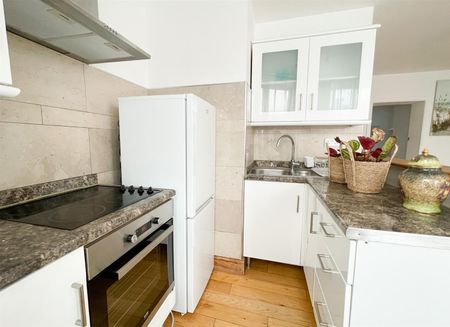 Terminus Road, Eastbourne - Photo 2