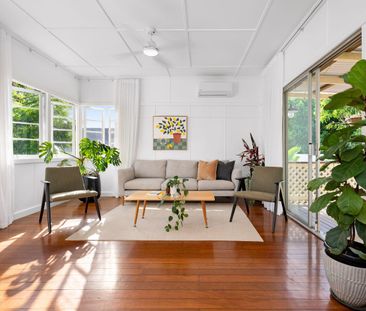 Charming 2-Bedroom Home with Deck & Private Backyard in Moorooka - Photo 2