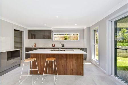 Beautifully Presented Home in Prime Crestwood Location - Photo 3