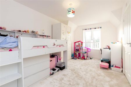 4 bedroom House in Bluebell Crescent, Woodley - Photo 5