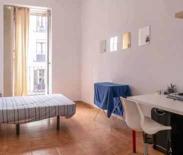Nice room for rent in 4-bedroom apartment in Centro - Photo 3