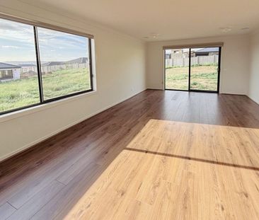 NEAR BRAND NEW 4 BEDROOM HOME IN TRARALGON ! - Photo 1