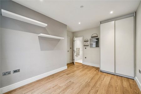 Excellent two-bedroom, two-bathroom flat within Wimbledon Grounds, this prestigious modern development next to the AFC Wimbledon Stadium. - Photo 3