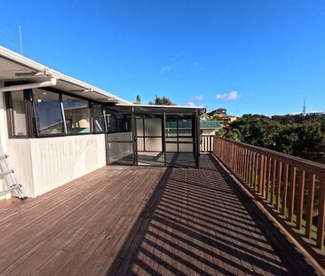 Sunny Elevated 4BR with Sea Views - Photo 3