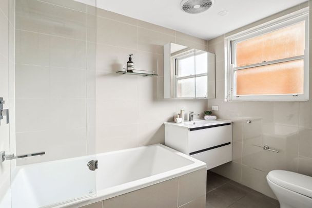 DEPOSI TAKEN - Stylishly Renovated Beachside Apartment - Walk to Maroubra Beach - Photo 1