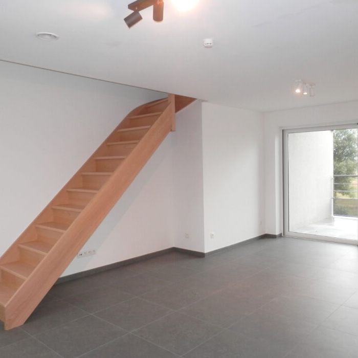 Loué ! Nouvelle opportunité au coeur de Forville pour ce magnifique duplex 3 chambres aux 2e et 3e étages de la récente Résidence « Les Eperviers », avec terrasse, cave, parking et carport ! - Foto 1