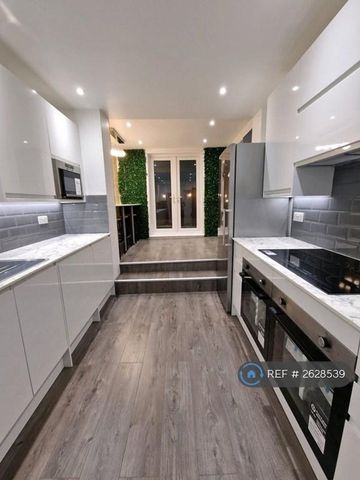 1 bedroom in a house share to rent - Photo 3