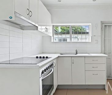 CHARMING TERRACE-STYLE LIVING - Photo 4