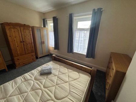 4 bedroom terraced house to rent - Photo 5