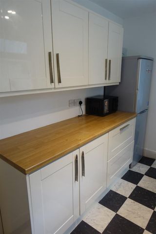 4 bedroom House To Let - Photo 5