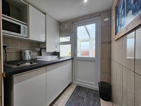 Price £1,150 pcm - Available Now - Part Furnished - Photo 3