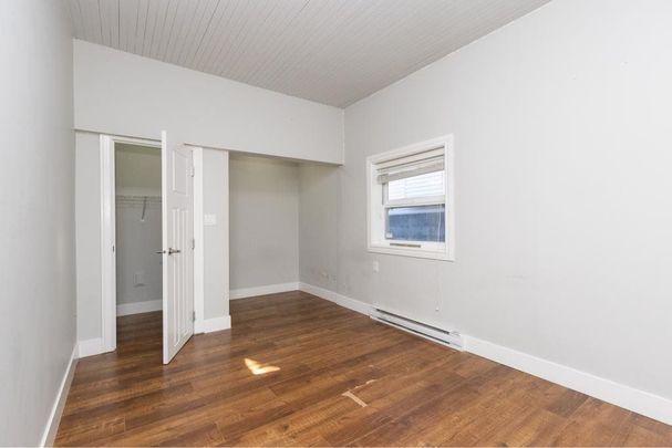 18130 60 Avenue, Surrey - Photo 1