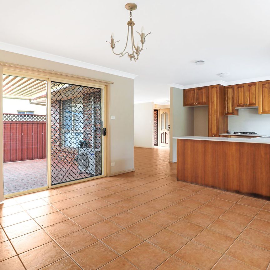 3 bedroom villa short walk from Wollongong's CBD, shopping centre, public transport - Photo 1