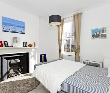 3 bedroom flat in London - Photo 3