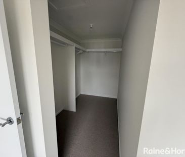 Modern Five-Bedroom Family Home - Photo 5