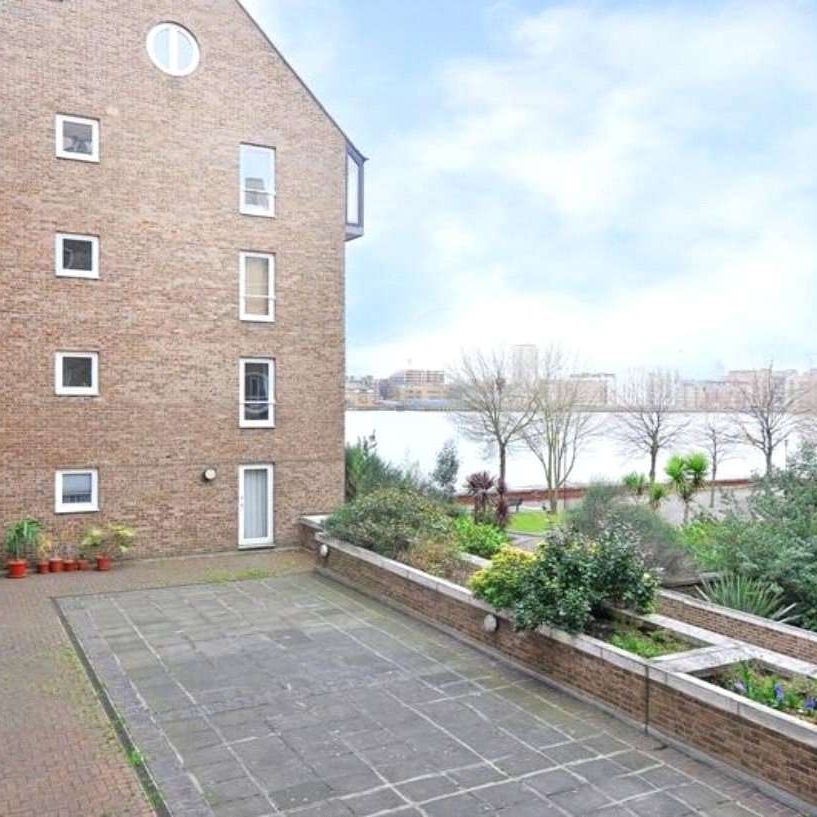 A well proportioned 1 bedroom apartment situated on the second floor of this popular development located in central Wapping. - Photo 1