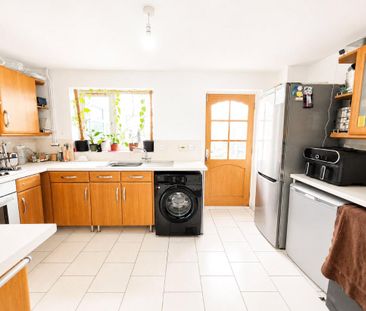 2 bed end of terrace house to rent in Langham Drive, Rayleigh, SS6 - Photo 3