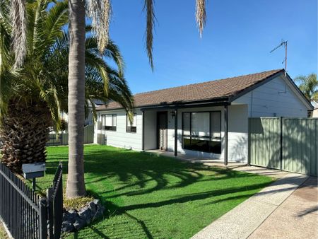 Charming 3 Bedroom Home - Water Included In Weekly Rent - Photo 3