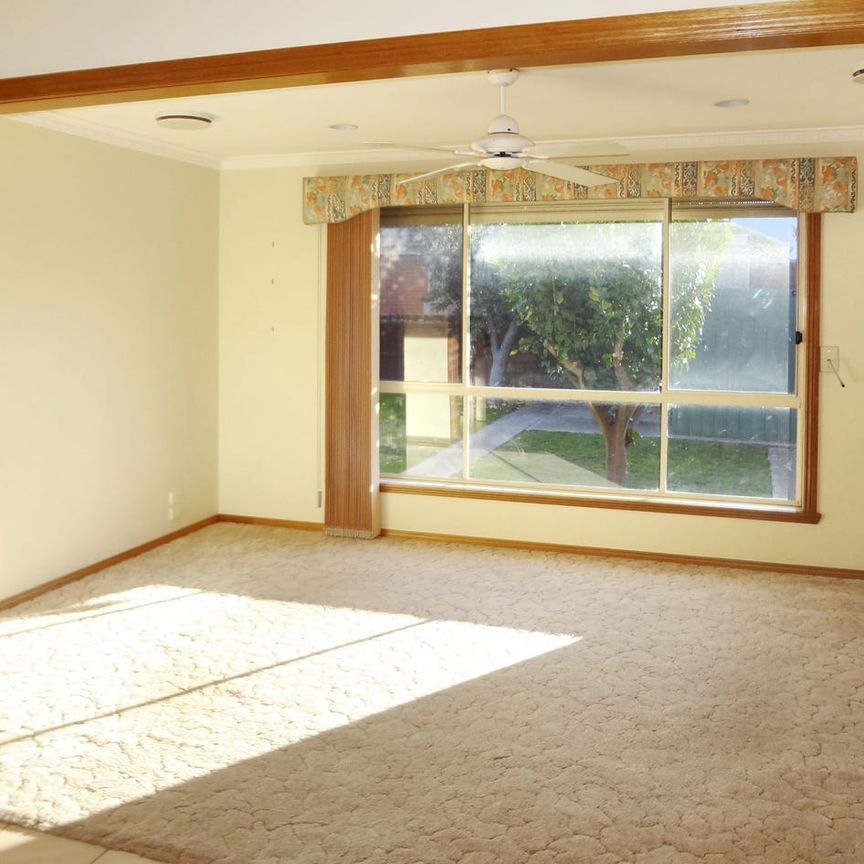 BEAUTIFUL FAMILY HOME IN PRIME LOCATION - Photo 1