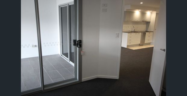 Modern Inner-City Living with Stunning Views – Unit 11/482 Upper Roma Street, Brisbane City - Photo 1