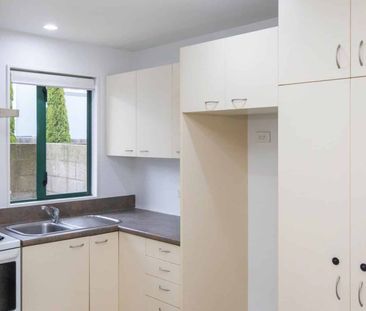 Tidy Townhouse - Photo 4